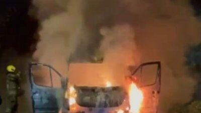 Bursa’nın Nilüfer ilçesinde seyir halindeki bir minibüs alev alev yandı.