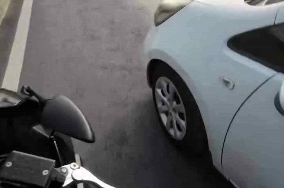 “Hak edene hak ettiğini vereceksin” dedi, aynayı parçaladı: O anlar kamerada Bursa’da seyir halindeki bir motosikletli, kırmızı ışıkta geçerek önüne aniden