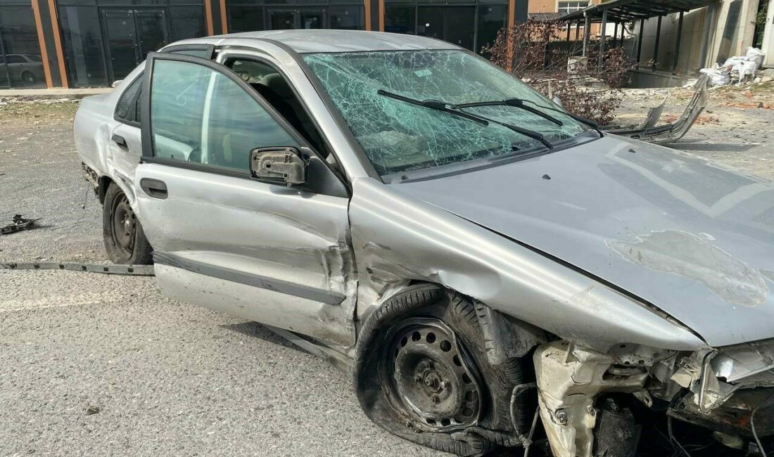 Hurdaya dönen otomobilden yaralı kurtuldu Bursa’nın Mudanya ilçesinde sürücüsünün direksiyon hakimiyetini kaybettiği otomobilin park halindeki