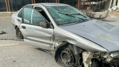 Bursa’nın Mudanya ilçesinde sürücüsünün direksiyon hakimiyetini kaybettiği otomobilin park halindeki