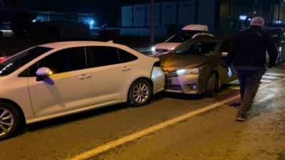 Bursa’nın İnegöl ilçesinde meydana gelen zincirleme kazada 3 araç çarpıştı;