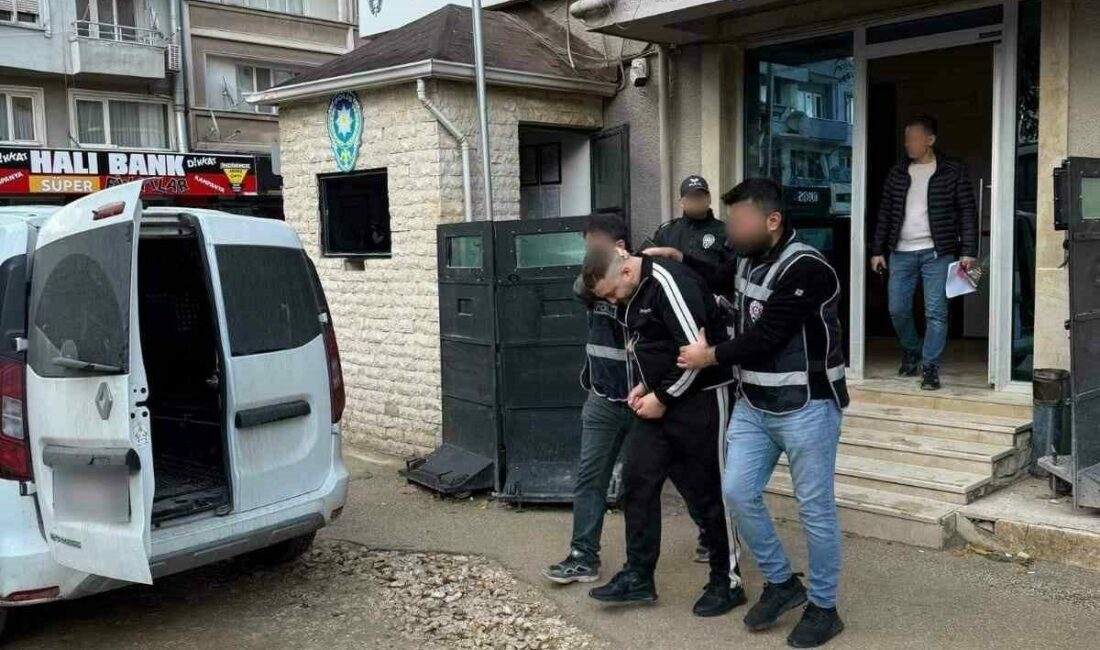 İş yeri kurşunlama olayının şüphelisi tutuklandı Bursa’nın Mustafakemalpaşa ilçesinde iş yeri kurşunlama olayıyla ilgili olarak “kasten