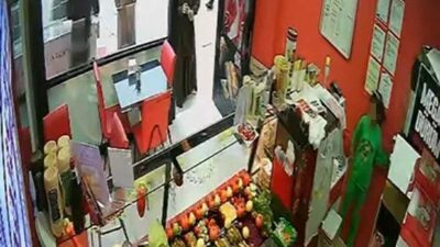 Bursa’nın İnegöl ilçesinde kadınlar, yanlarındaki çocuğa çiğ köfte dükkanında kasadan