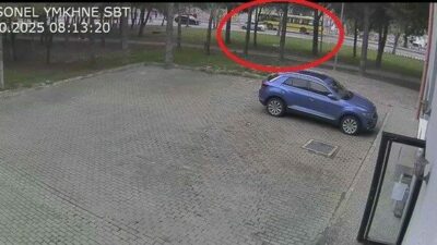 Bursa’da kampüs içerisinde seyir halinde olan belediye otobüsü, yolun karşısına