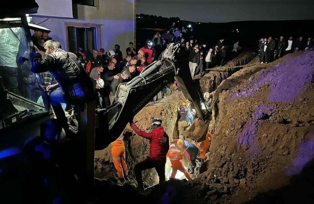 Kanalizasyon çukuru kazarken göçük altında kalan iki kardeş toprağa verildi Bursa’da iş makinesi ile yapılan kanalizasyon çalışmasında meydana gelen göçükte