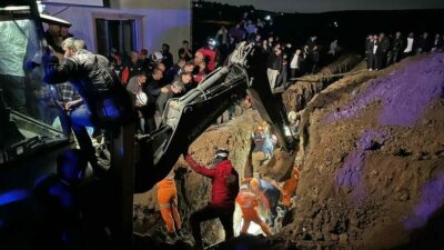 Bursa’da iş makinesi ile yapılan kanalizasyon çalışmasında meydana gelen göçükte