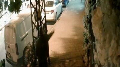 Bursa’nın İnegöl ilçesinde kimliği belirsiz bir şahıs, kapalı olan kuaförün