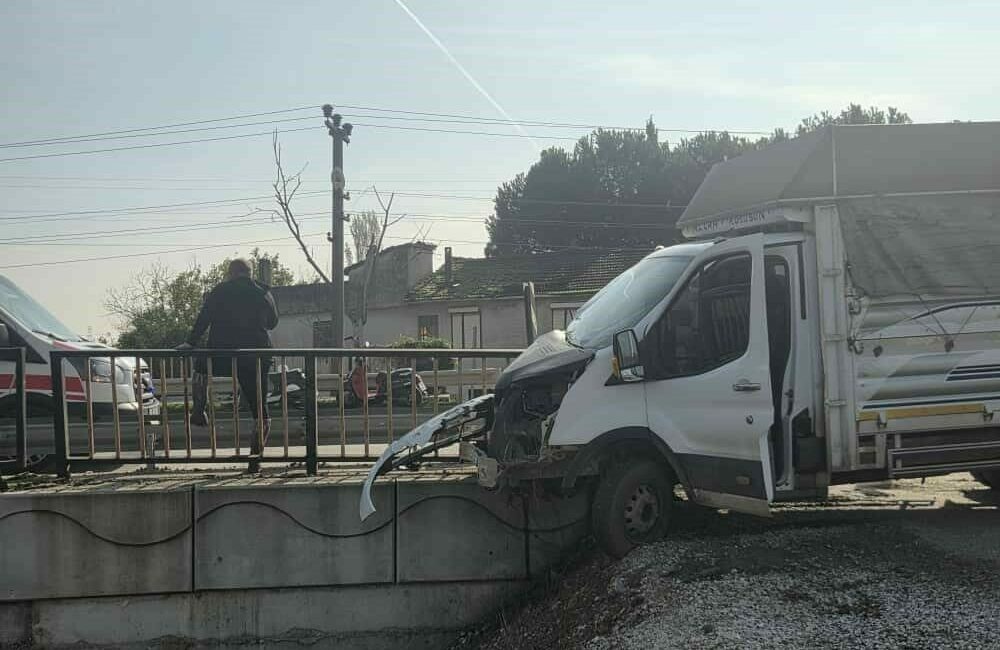 Kontrolden çıkan kamyonet köprü demirlerine saplandı Orhangazi-İznik Karayolu’nda meydana gelen trafik kazasında kontrolden çıkan kamyonet köprü