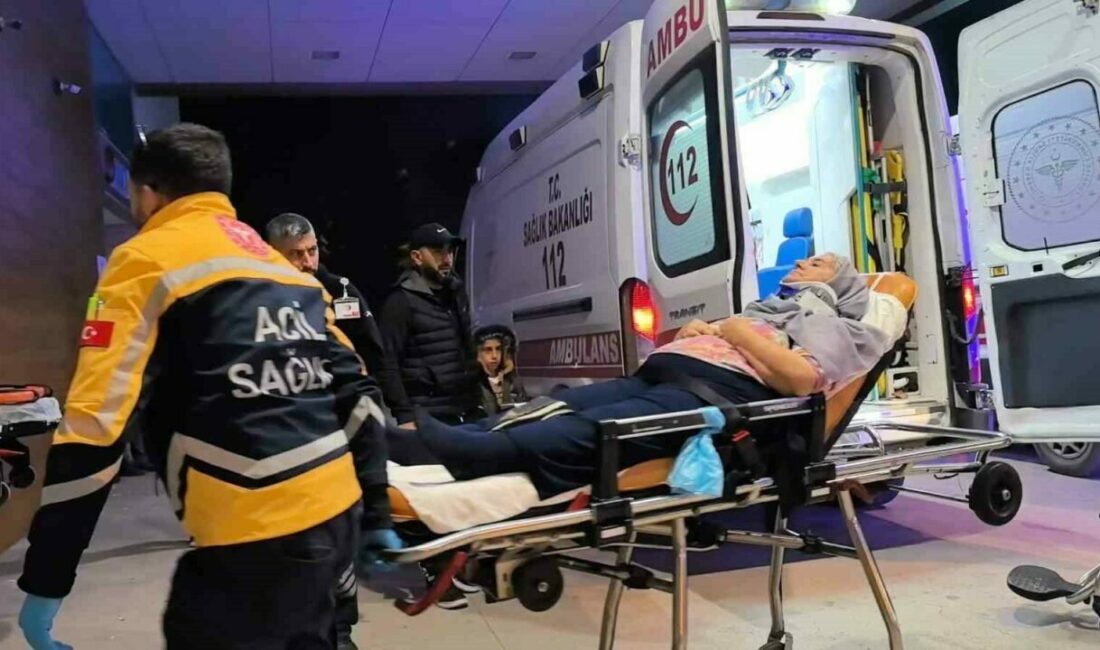 Kontrolden çıkan otomobil duvara çarptı: 3 kişi yaralandı Bursa’nın İnegöl ilçesinde kontrolden çıkan otomobilin duvara çarptığı kazada 3