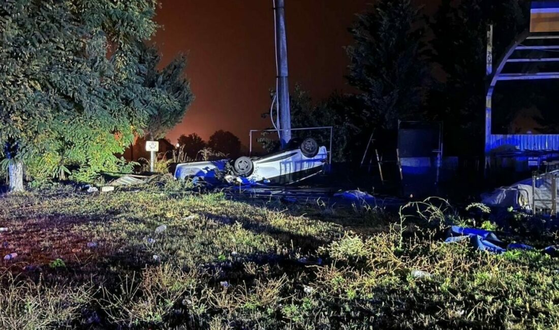 Kontrolden çıkan otomobil takla attı; 2 yaralı Bursa’nın İnegöl ilçesi yağmur nedeniyle kayganlaşan yolda kontrolden çıkan otomobil