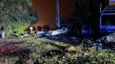 Bursa’nın İnegöl ilçesi yağmur nedeniyle kayganlaşan yolda kontrolden çıkan otomobil