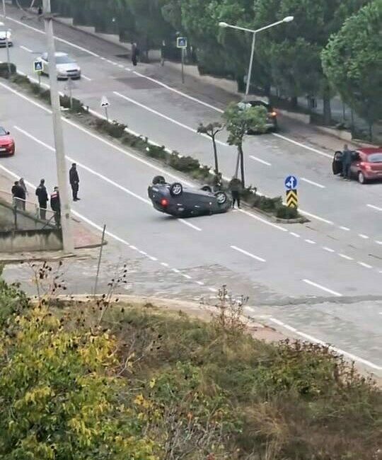 Kontrolden çıkan otomobil takla attı Bursa’nın İnegöl ilçesinde kontrolden çıkarak takla atan otomobilin sürücü hafif