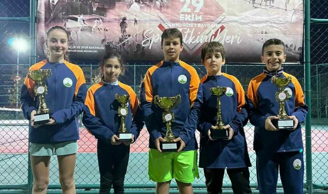 Kortta Osmangazi imzası Osmangazi Belediyespor Tenis Takımı sporcuları, 29 Ekim Cumhuriyet Kupası Turnuvası’nda