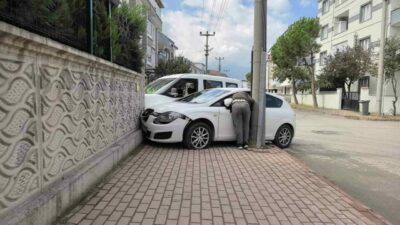 Bursa’nın İnegöl ilçesinde hafif ticari araç ile otomobilin çarpışması sonucu