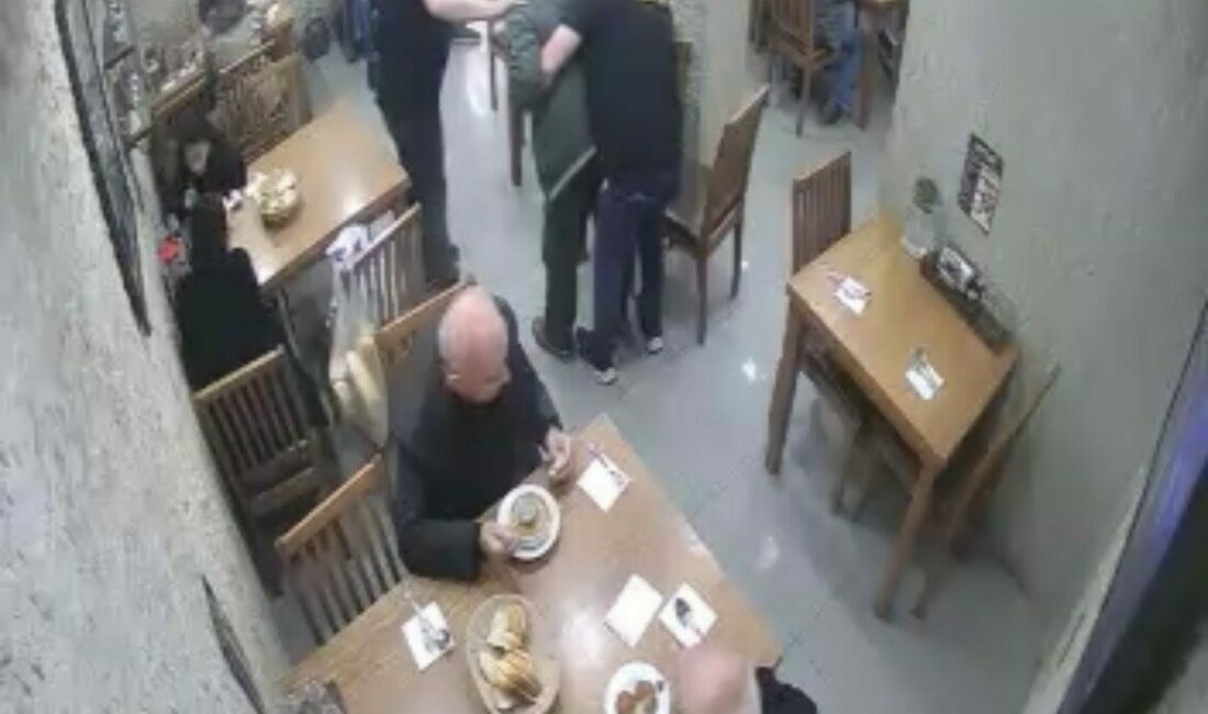 Lokantada Heimlich manevrasıyla müşterinin hayatını kurtardı Bursa’nın Mustafakemalpaşa ilçesinde bulunan bir lokantada yemek yiyen bir müşteri,