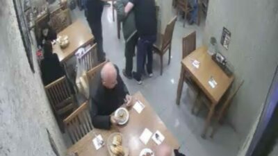 Bursa’nın Mustafakemalpaşa ilçesinde bulunan bir lokantada yemek yiyen bir müşteri,