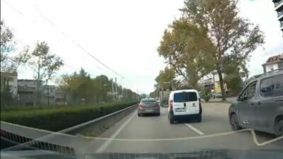 Bursa’da anayolda makas atan ticari aracın sürücüsü yürekleri ağza getirdi.