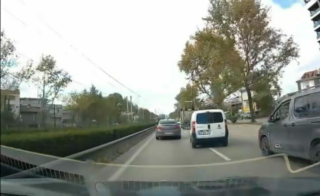 Bursa’da anayolda makas atan ticari aracın sürücüsü yürekleri ağza getirdi.