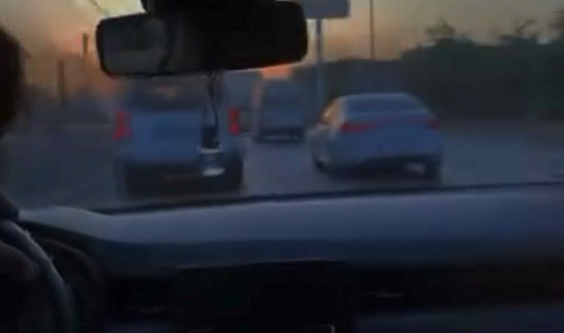 Bursa’da bir sürücü, yoğun trafikte makas atarak ilerledi. Tehlikeli anları