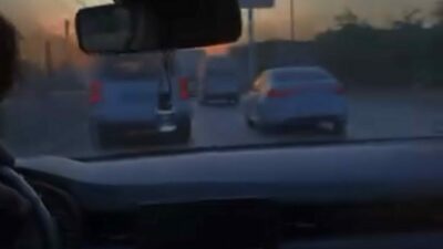 Bursa’da bir sürücü, yoğun trafikte makas atarak ilerledi. Tehlikeli anları