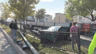 Bursa’nın İnegöl ilçesinde makas atmaya kalkan otomobil, aydınlatma direğine, ağaca