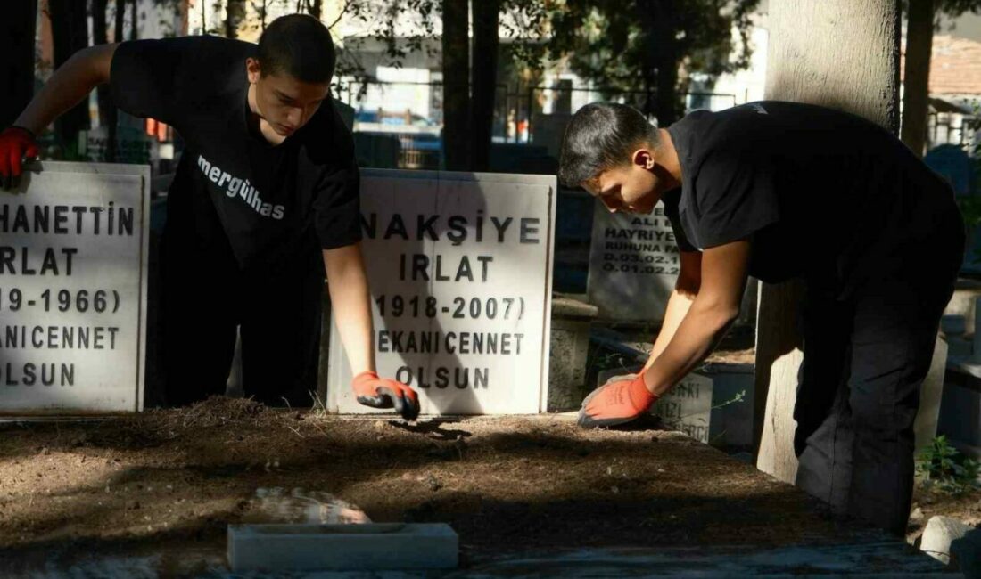 Bursa’nın Karacabey ilçesinde 4 ay önce vefat eden anneannelerinin mezarını temizlerken