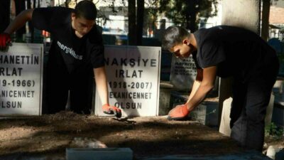 Bursa’nın Karacabey ilçesinde 4 ay önce vefat eden anneannelerinin mezarını temizlerken