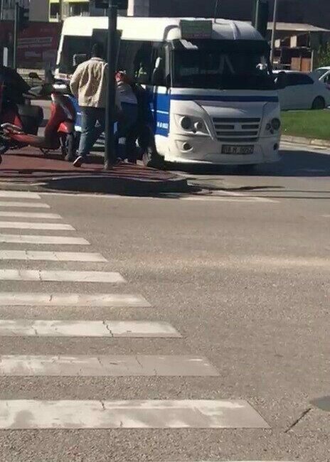 Minibüs şoförü ile motokurye birbirine girdi Bursa’nın Yıldırım ilçesinde minibüs şoförü ile motokurye arasında yol verme