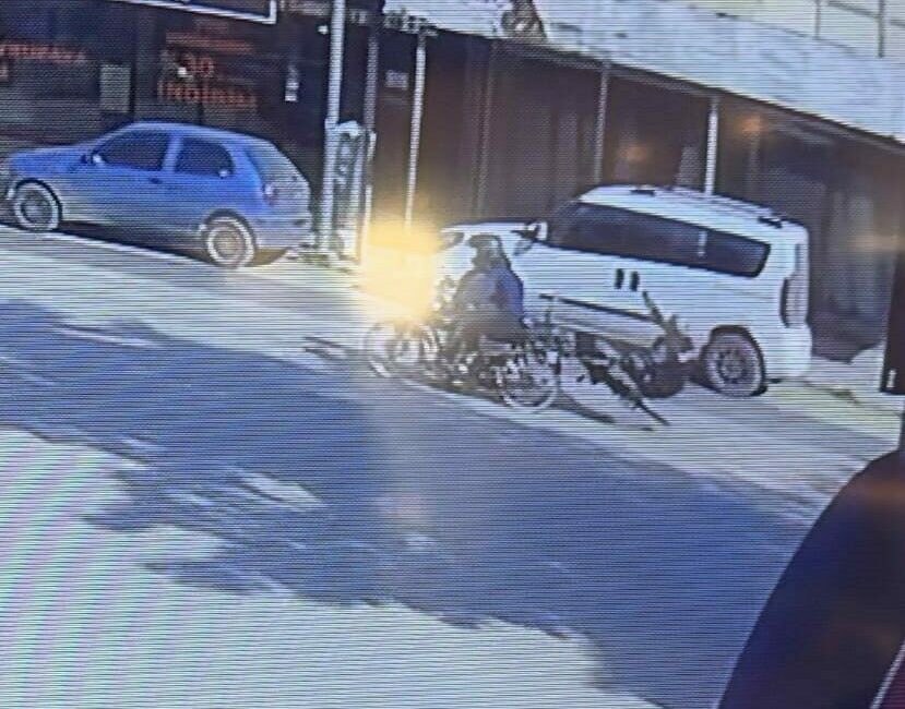 Motosiklet ile bisiklet çarpıştı: 2 yaralı Bursa’nın İnegöl ilçesinde meydana gelen kazada motosiklet ile bisiklet çarpıştı;