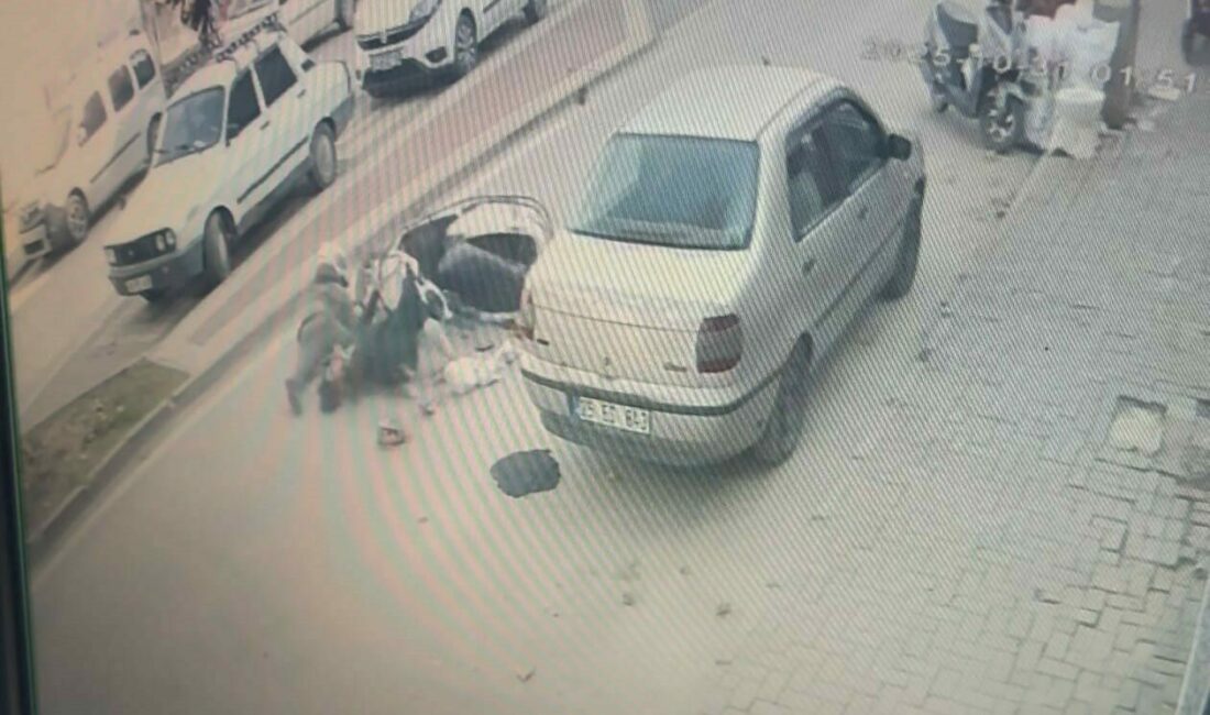 Motosiklet yayaya çarptı: 2 yaralı Bursa’nın İnegöl ilçesinde meydana gelen kazada motosiklet yayaya çarptı: 2