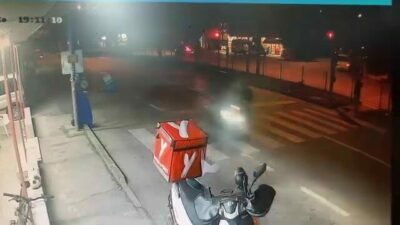 Bursa’da kendisine kırmızı ışık yanarken karşıya geçmek isteyen adama motosikletli