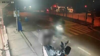 Bursa’da kendisine kırmızı yanmasına rağmen yaya geçinden hızla geçen motosikletli