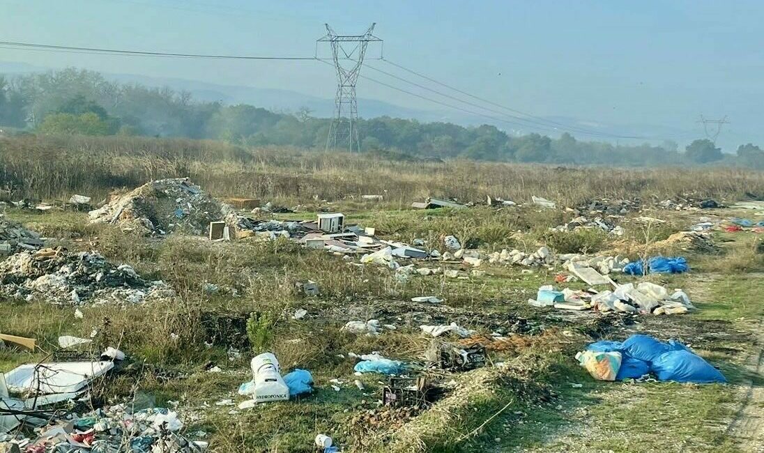 Nilüfer Belediyesi, insanların doğaya attığı molozları kamyon kamyon temizledi Nilüfer Belediyesi, Ürünlü Mahallesinde vatandaşları ihbarı ile gittiği bölgede, insanların