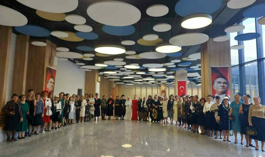 Nilüfer Kadın Korosu’nun Cumhuriyetin 102. yılına özel sergiledikleri ’Cumhuriyet Defilesi’