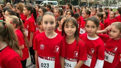 Bursa’nın Nilüfer ilçesinde çocuklar ve gençler Cumhuriyetin 102’nci yılını koşarak