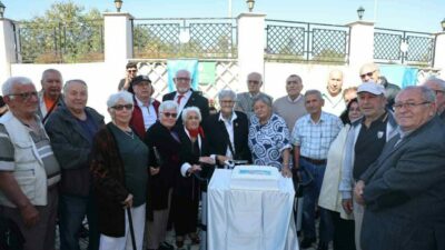 Nilüfer Belediyesi’nin düzenlediği etkinlikte huzurevi sakinleri, müzik ve dans eşliğinde
