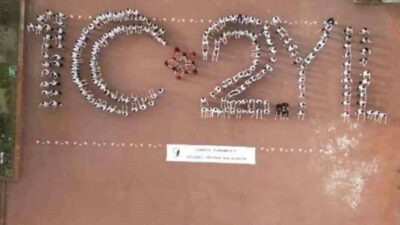 Bursa’da yüzlerce lise öğrencisi 102.yıl koreografisi oluşturdu ardından bayraklarla yürüyüş