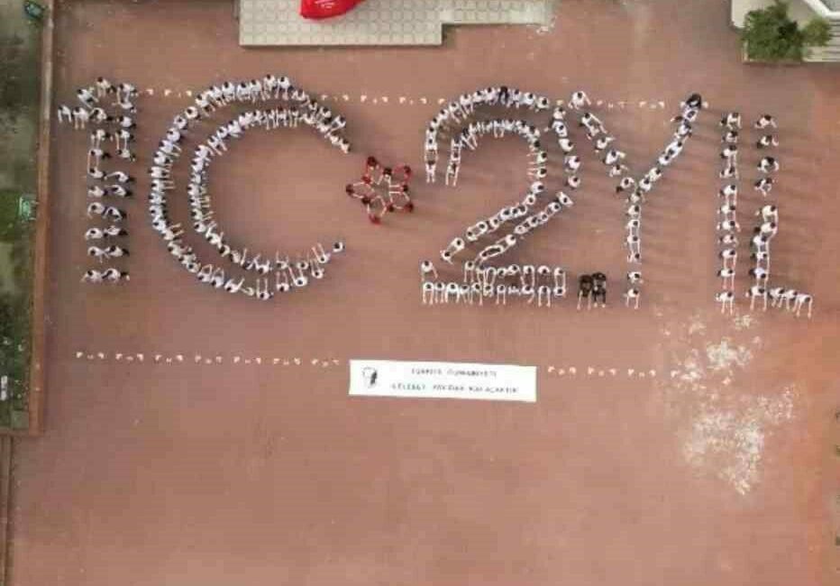 Bursa’da yüzlerce lise öğrencisi 102.yıl koreografisi oluşturdu ardından bayraklarla yürüyüş