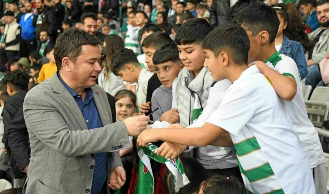 Osmangazi Belediyesi’nden şampiyonluk yolunda Bursaspor’a tam destek Osmangazi Belediyesi hayatında hiç Bursaspor maçını tribünden izlememiş 120 çocuğu