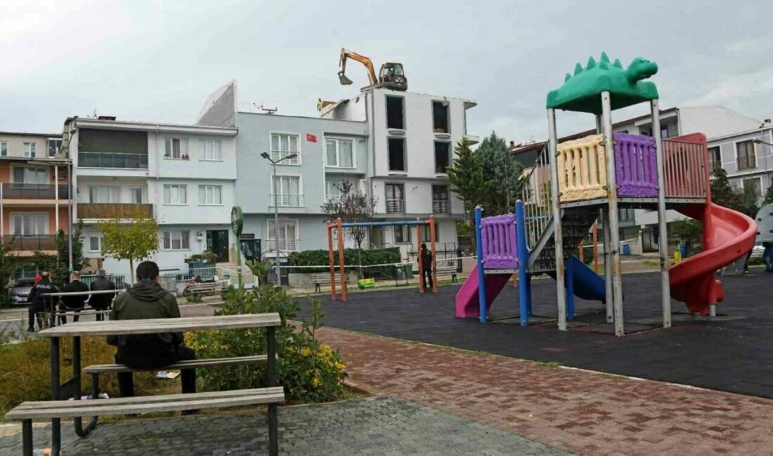 Osmangazi’de ruhsatsız katlara anında müdahale Osmangazi Belediyesi, şehir estetiğini korumak ve planlı kentleşmeyi sağlamak amacıyla
