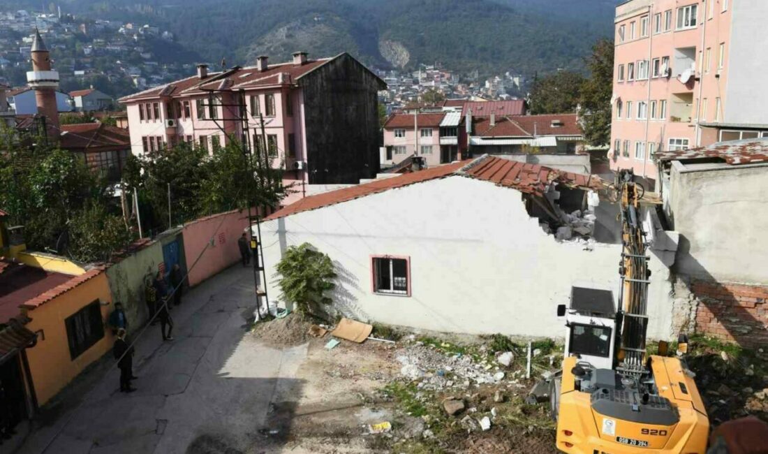Osmangazi’de tarihi koruyan yıkım Bursa’nın tarihi Osmangazi Mahallesi’nde arkeolojik sit alanına yapıldığı tespit edilen