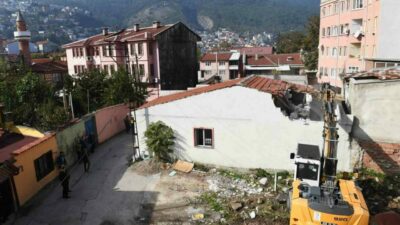 Bursa’nın tarihi Osmangazi Mahallesi’nde arkeolojik sit alanına yapıldığı tespit edilen