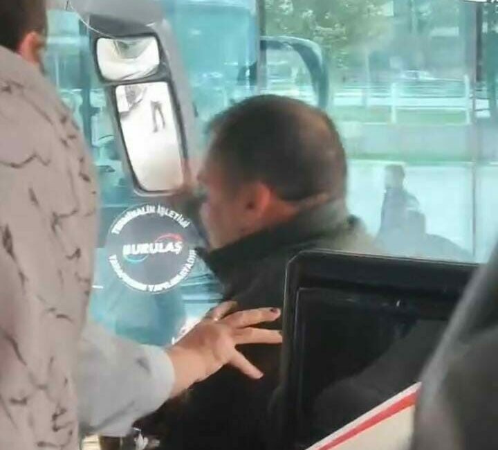 Otobüste yumruklu kavga kamerada Bursa’da otobüs şoförüyle tartışan yolcu yakını, yumruklu kavgaya tutuştu. O