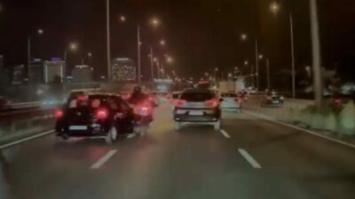 Bursa’da şerit değiştiren otomobil, seyir halindeki motosikletliye çarptı. Çarpmanın etkisiyle