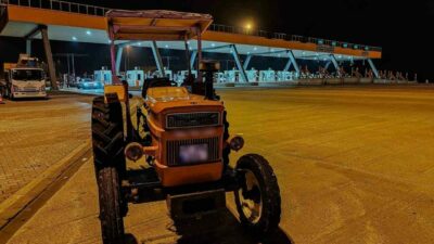 Bursa’da otoyolda traktörle seyir halinde olan bir sürücü, Otoyol Jandarması