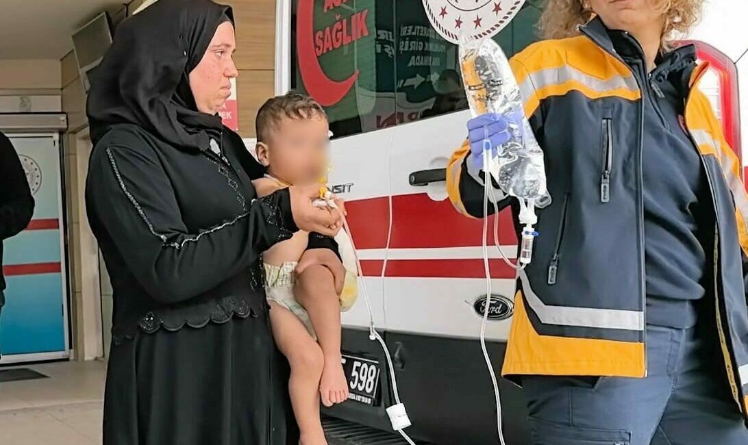 Oyun oynarken ateşe düşen çocuk ağır yaralandı Bursa’nın İnegöl ilçesinde meydana gelen olayda bahçede yakılan ateşin üzerine