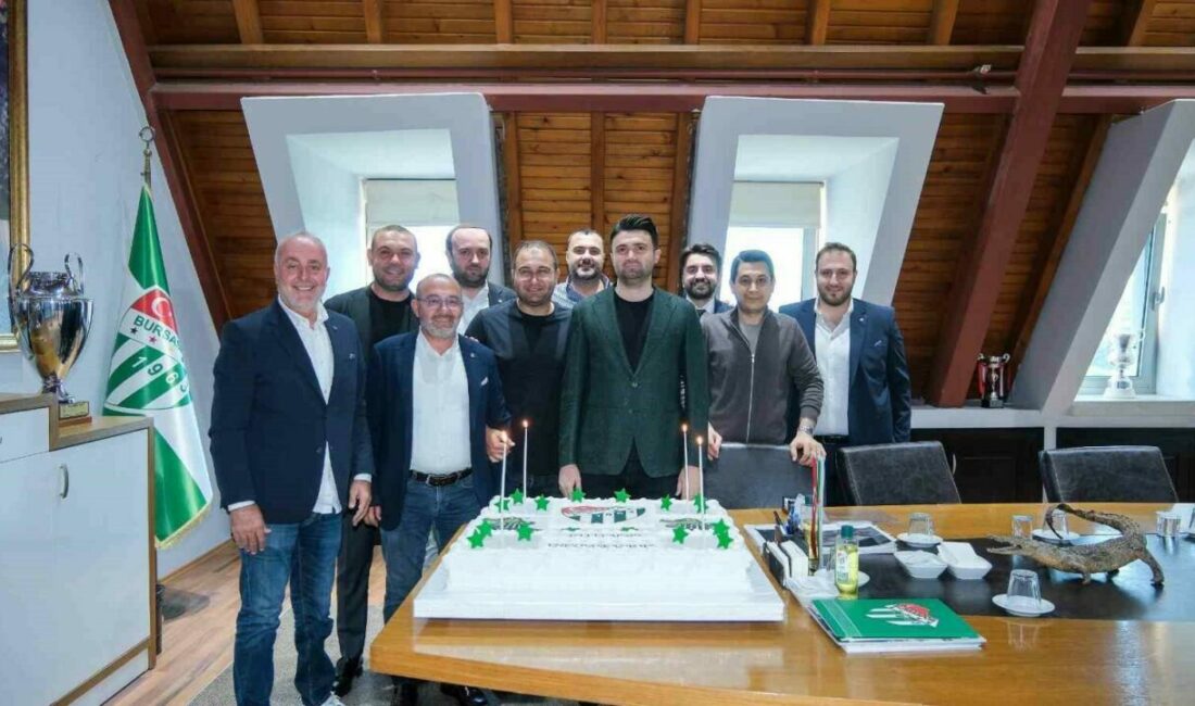 Özlüce’de antrenman sonrası Başkan Enes Çelik’e doğum günü sürprizi Bursaspor, TFF 2. Lig Kırmızı Grup’un 7. haftasında oynayacağı Kırklarelispor