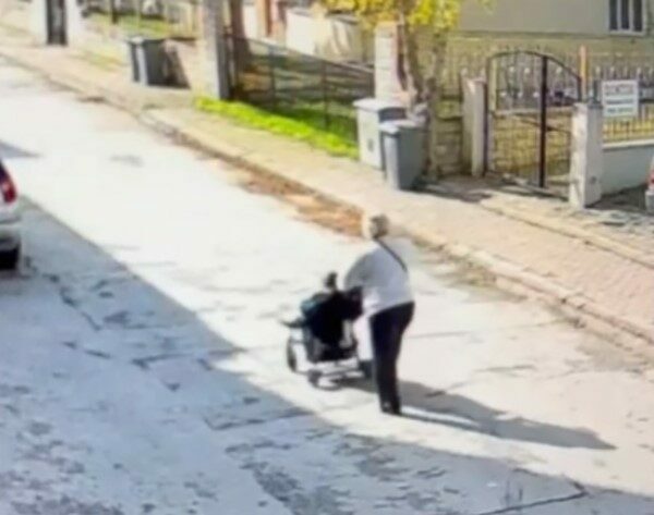 Para dolu çantayı arabanın üstünde unuttu Bursa’nın İnegöl ilçesinde bir iş adamı, para dolu çantasını otomobilin