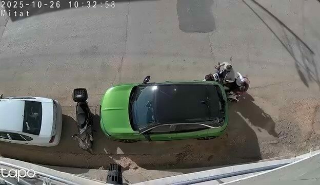 Park halindeki otomobile çarpıp hiçbir şey olmamış gibi kaçtı Bursa’da park halindeki bir otomobile çarpan elektrikli bisiklet, hiçbir şey