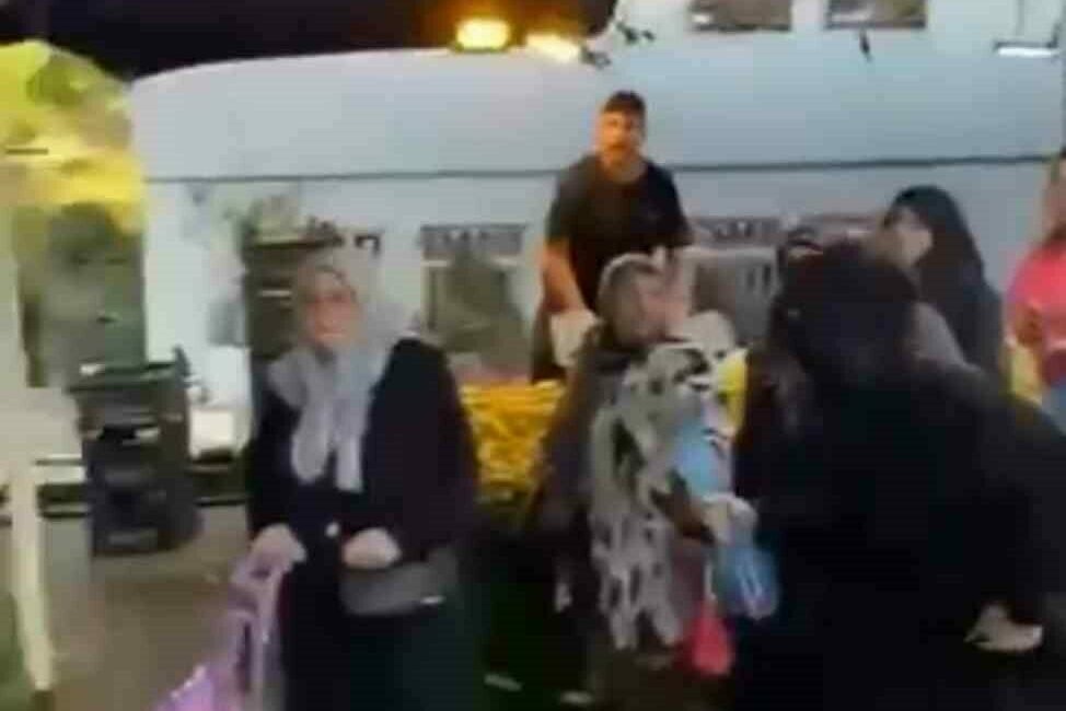 Bursa’da kurulan semt pazarında hırsızlık yapmak isteyen yüzleri peçeyle kapalı